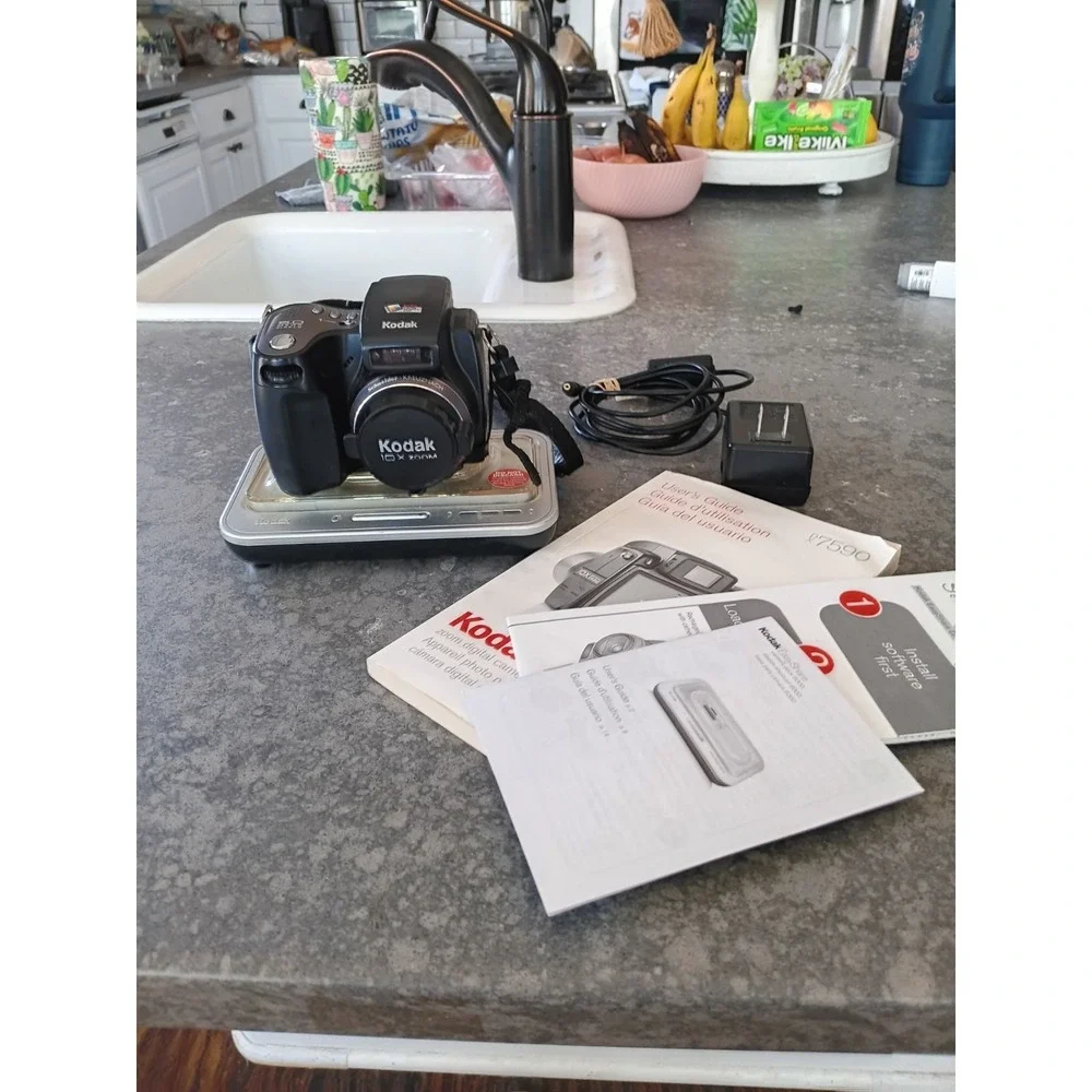 Kodak EasyShare DX7590 5.0MP 10x Zoom Digital Camera + Dock And Manuals